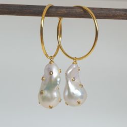 Stilfulla vita barock pärlörhängen med bling