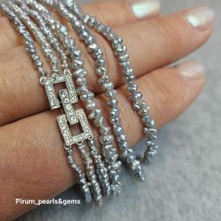 Halsband med tre rader silvergrå akoya pärlor