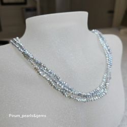 Halsband med tre rader silvergrå akoya pärlor