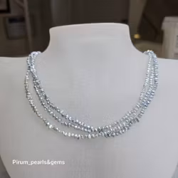 Halsband med tre rader silvergrå akoya pärlor