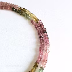 Halsband med fasettslipad 2-3 mm flerfärgad turmalin