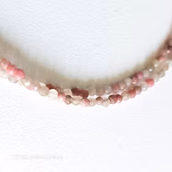 Halsband med 2,5 mm rhodonit i rosa och grått