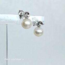 Vita klassiska 7 mm akoya pärlor på nickelfritt silverstift