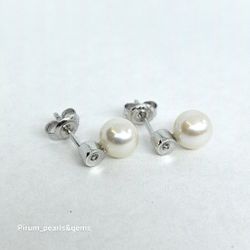 Vita klassiska 7 mm akoya pärlor på nickelfritt silverstift