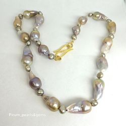 Halsband med metallic skimrande barockpärlor