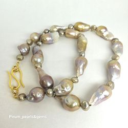 Halsband med metallic skimrande barockpärlor