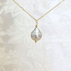 Silvergrå barockpärla med silverhänge och förgylld kedja