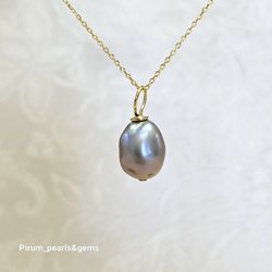 Silvergrå barockpärla med silverhänge och förgylld kedja