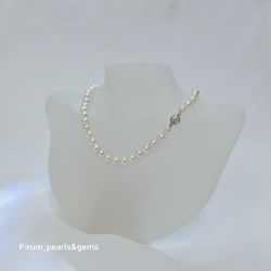 Pärlcollier med 6 mm vita japanska akoya pärlor och silverlås