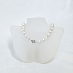 Halsband med stora 11 mm metallic vita pärlor