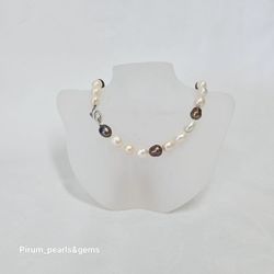 Halsband med natur- och infärgade stora pärlor och magnet silverlås