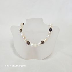 Halsband med natur- och infärgade stora pärlor och magnet silverlås