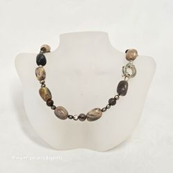 Halsband med nougat och cremefärgad månsten