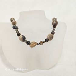 Halsband med nougat och cremefärgad månsten