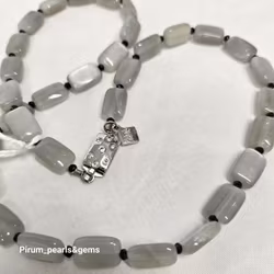 Halsband med silvergrå månsten och spineller