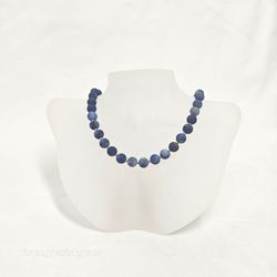 Halsband med jeansblå dumorterit stenar 8mm med silverlås