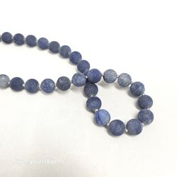 Halsband med jeansblå dumorterit stenar 8mm med silverlås