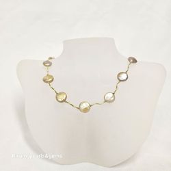 Halsband med guldfärgade mynt-pärlor och förgyllt silver