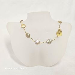 Halsband med guldfärgade mynt-pärlor och förgyllt silver