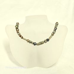 Halsband med gröna och guldfärgade pärlor med jaspisstenar