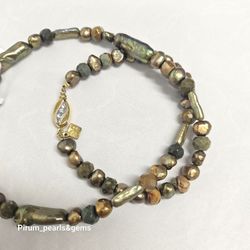 Halsband med gröna och guldfärgade pärlor med jaspisstenar
