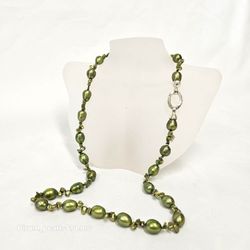 Halsband med gröna pärlor och stort silverlås