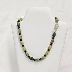 Halsband med grön jaspis och svart lavasten
