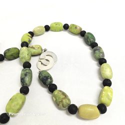 Halsband med grön jaspis och svart lavasten