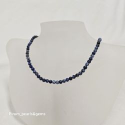Halsband med 4 mm jeansblå sodalitsten