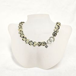 Halsband med festligt mönstrad dalmatinerjaspis