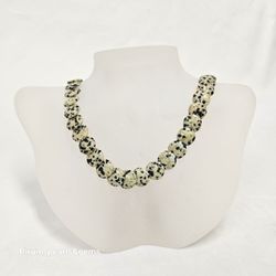 Halsband med festligt mönstrad dalmatinerjaspis