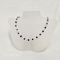 Halsband med kuber i svart-vitt
