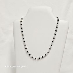 Halsband med kuber i svart-vitt