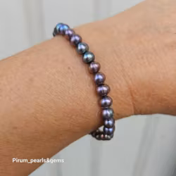 Armband med små blå pärlor på resår