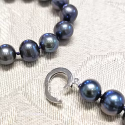 Pärlhalsband med vackra 7-8 mm blå pärlor med justerbart silverlås