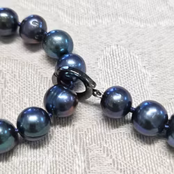 Pärlhalsband med vackra 7-8 mm blå pärlor med justerbart silverlås