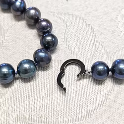 Pärlhalsband med vackra 7-8 mm blå pärlor med justerbart silverlås
