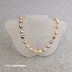 Halsband med naturfärgade metallic pärlor 11-12 mm