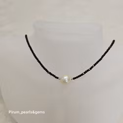 Halsband med fasettslipad svart spinell och pärla