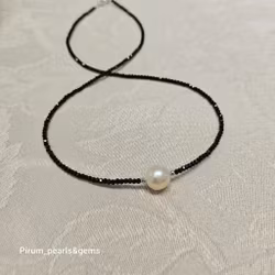 Halsband med fasettslipad svart spinell och pärla