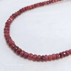 Halsband med fasettslipad 3-7 mm rubiner
