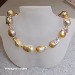 Halsband med rosa-guld barockpärlor med dekorationer i förgyllt silver