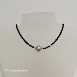 Halsband med svart spinell och stor regnbågsfärgad pärla