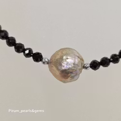 Halsband med svart spinell och stor regnbågsfärgad pärla