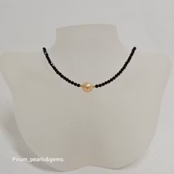 Halsband med svart spinell och stor persikofärgad pärla