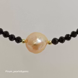 Halsband med svart spinell och stor persikofärgad pärla