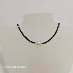 Halsband med svart spinell och stor rosa pärla