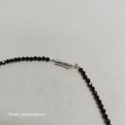 Halsband med svart spinell och stor rosa pärla