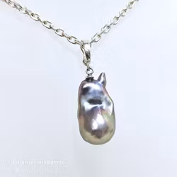Grå regnbågsfärgad barockpärla på låsbart silverhänge