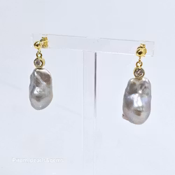 Örhängen stora silvergrå barockpärlor med förgyllt silverstift